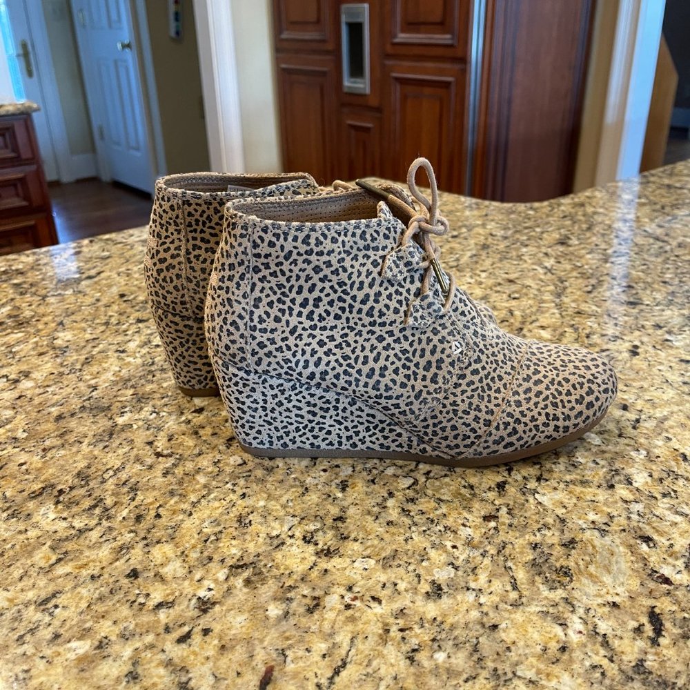 Toms Desert Suede Lace up Wedge Booties- cheetah print Sz 8.5